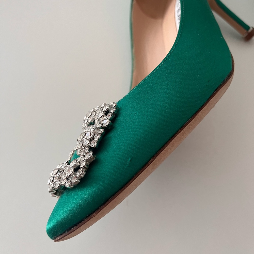 Manolo Blahnik - Hangisi 70 Satin Green Satin Jewel Buckle Pumps - Picture 4 of 6
